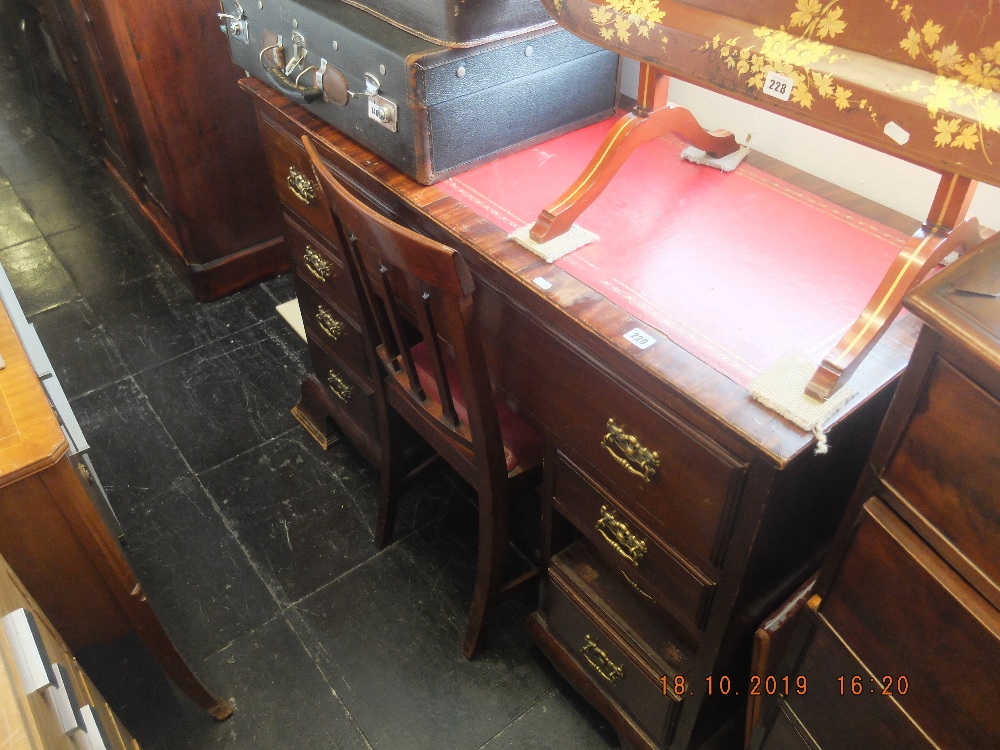 A mahogany pedestal desk with leather insert - Image 4 of 5