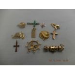 Assorted yellow metal, 9ct & 14ct gold jewellery, charms and crosses weight 27 grams