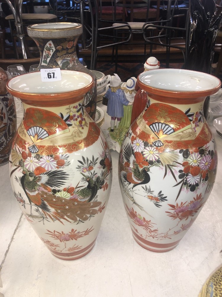 A pair of oriental vases - Image 2 of 3