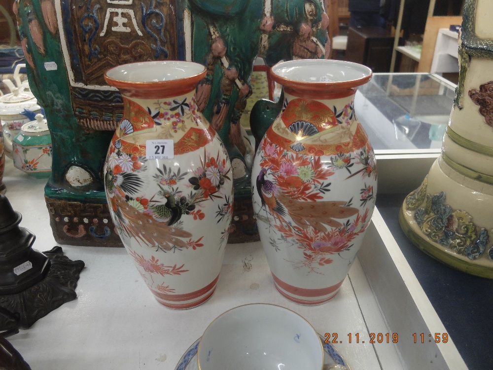 A pair of oriental vases - Image 3 of 3