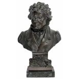 Uhlmann, Waldemar. Ludwig van Beethoven. Bronzeguss, dunkel patiniert, auf schwarze Marmorplinthe