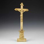 Nautik - - Kruzifix. 18./19.Jahrhundert. Seemannsarbeit, aus Knochen geschnitzt. Höhe ca. 38 cm.A