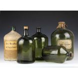 Pharmazie - - Fünf Apothekengefäße. Deutschland um 1800. Grünes Glas sog. Waldglas, mit Abriss,