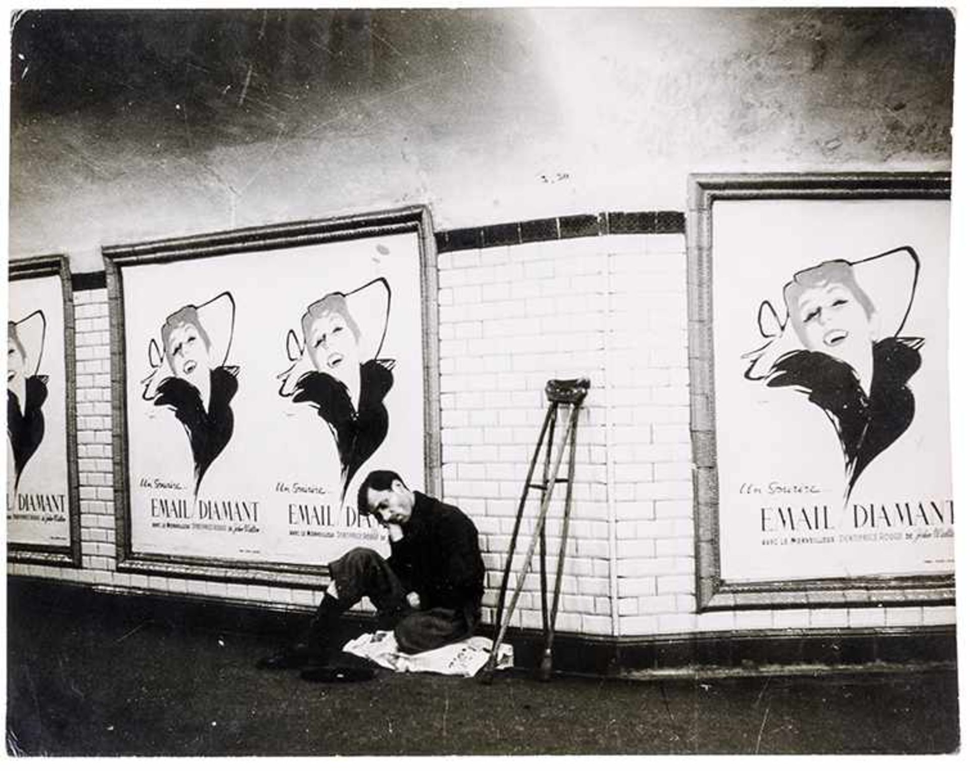 Tobias, Herbert. Dans le Metro (Paris 1952). Original-Photographie. Etwas späterer Abzug.