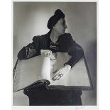 Horst P. Horst (das ist: Horst Paul Albert Bohrmann). Edith Sitwell (1948). Original-Photographie.