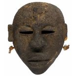 Afrikana - - Maske des Ekpo-Geheimbundes, Nigeria. Holz mit Blutpatina. Größe: 28 x 24 x 10 cm.Mit