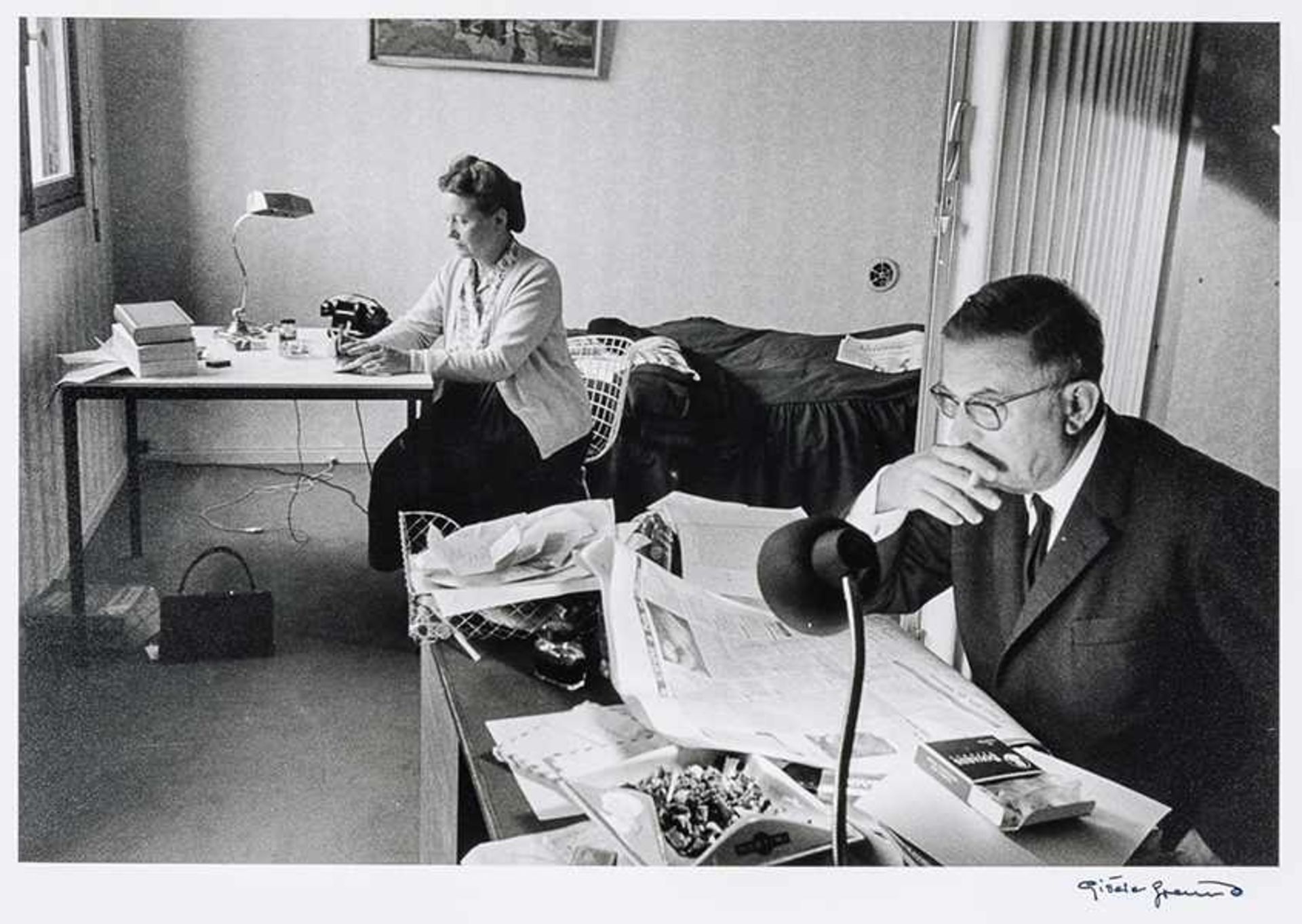 Freund, Gisèle. Jean-Paul Sartre und Simone de Beauvoir bei der Arbeit, Boulevard Raspail 222,