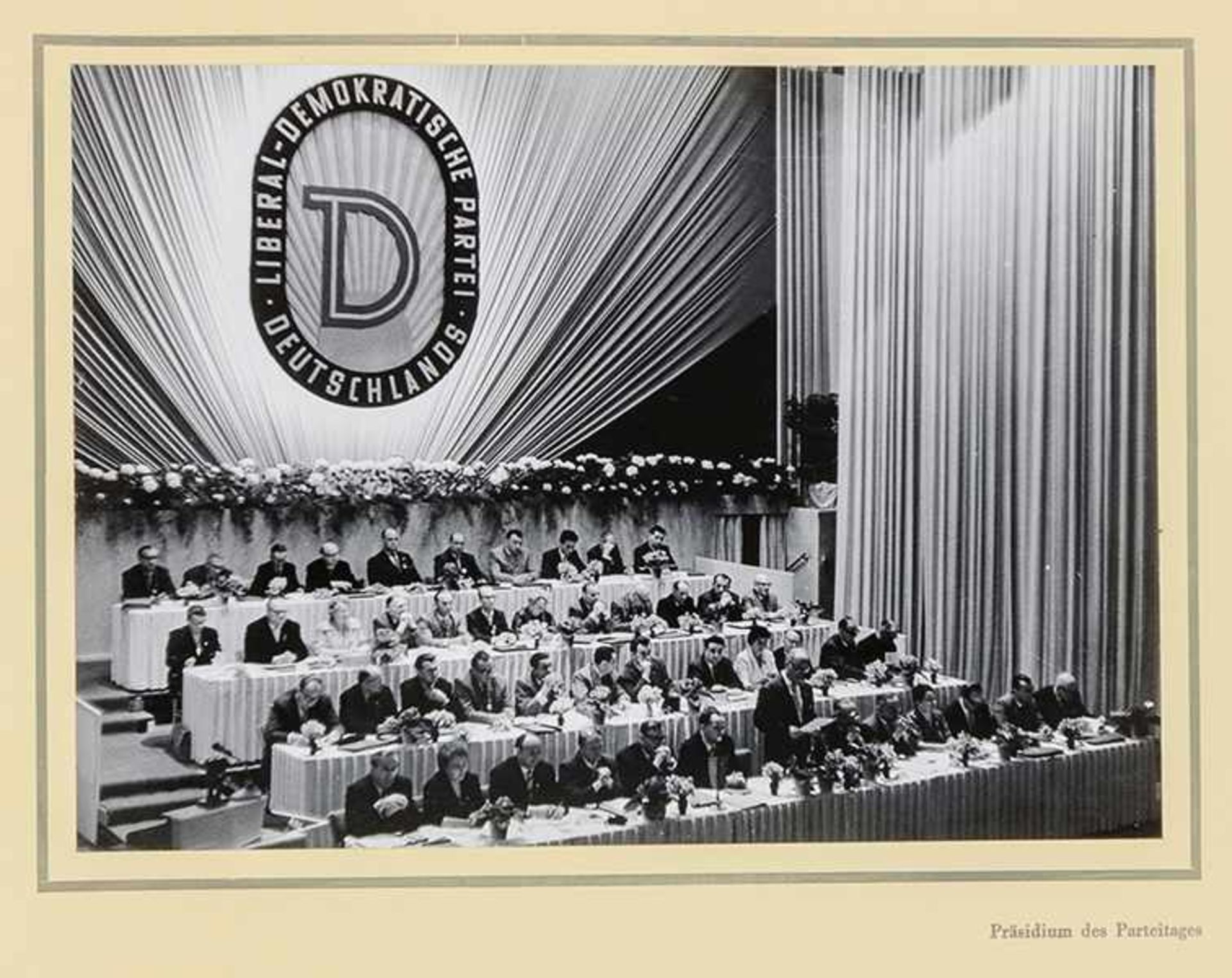 DDR - - Zur Erinnerung an den 8. Parteitag der Liberal-Demokratischen Partei Deutschlands in - Bild 3 aus 3