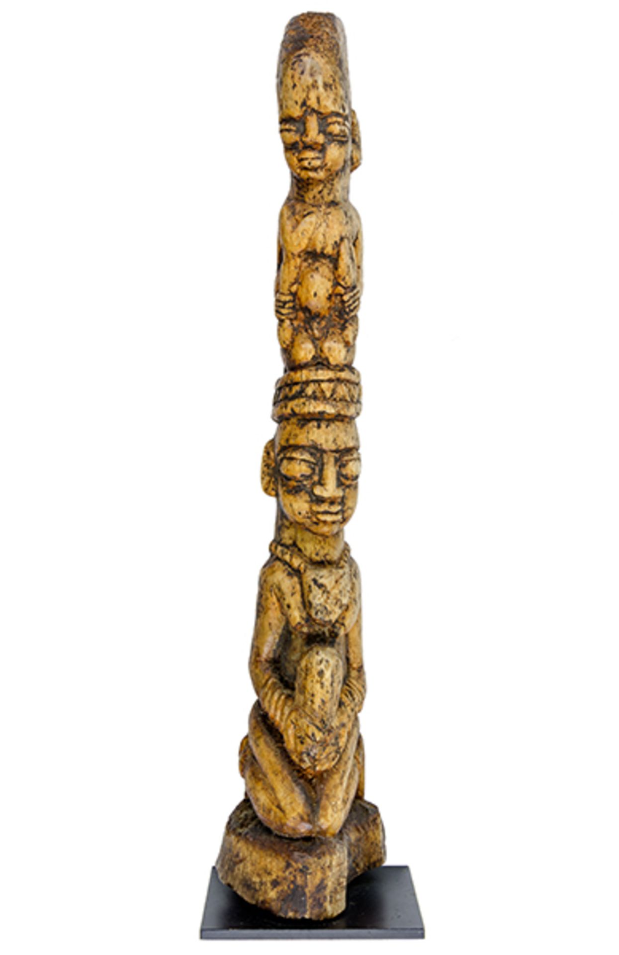 Afrikana - - Königspaar, Yoruba, Nigeria. Knochen auf Metallplatte montiert. Größe: 54 x 11 x 11