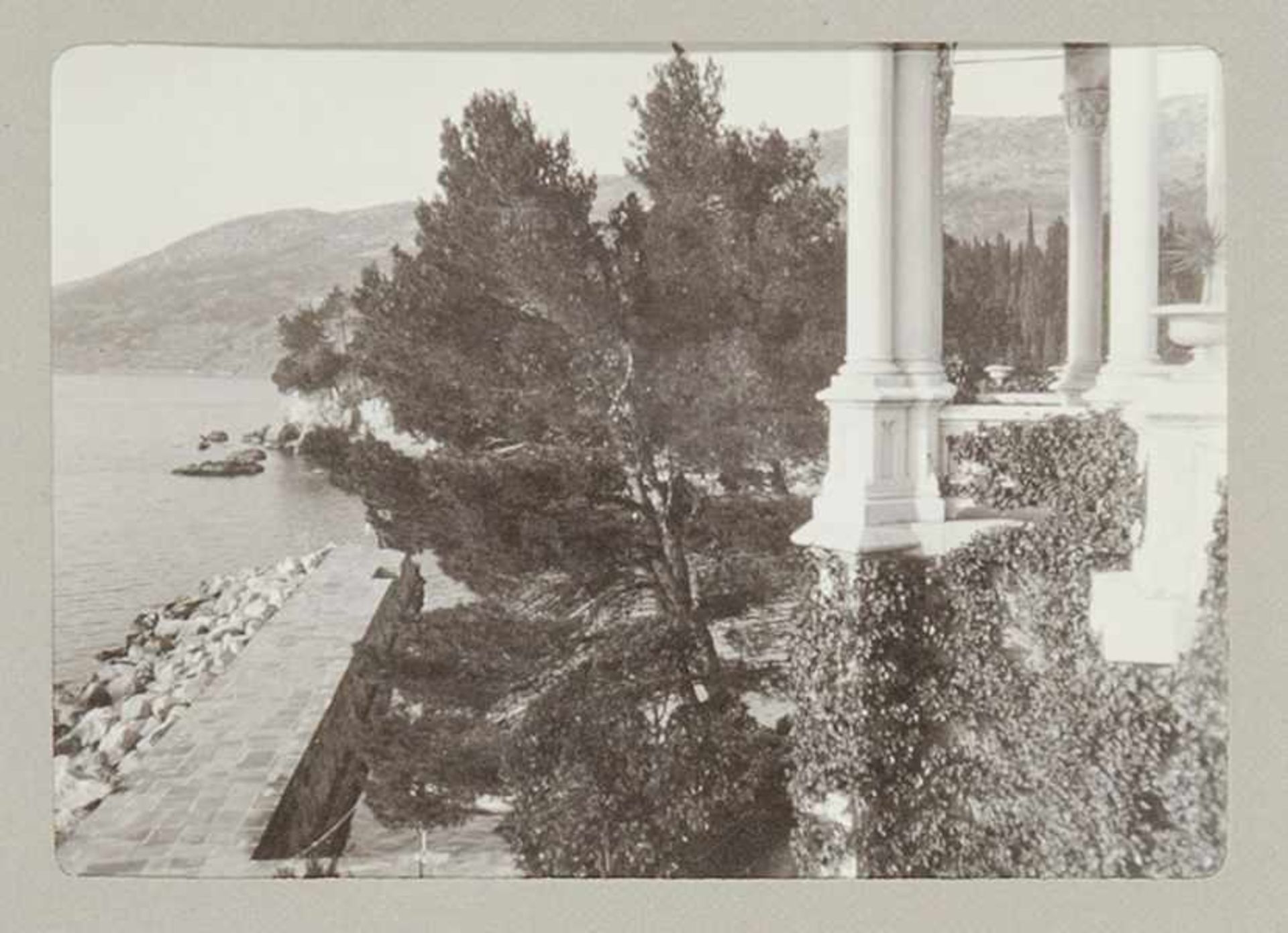 Griechenland - - Album mit 196 Original-Photographien. Vintages. Silbergelatine. Gesteckt. Um