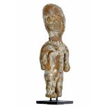 Afrikana - - Opferfigur, Ghana. Holz, gekalkt, Opferpatina mit Eierschalen. Größe: 17,5 x 7 cm.