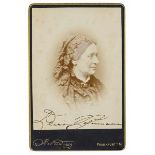 Schumann, Clara. Eigenhändige volle Unterschrift auf Porträt-Original-Photographie. Vintage.