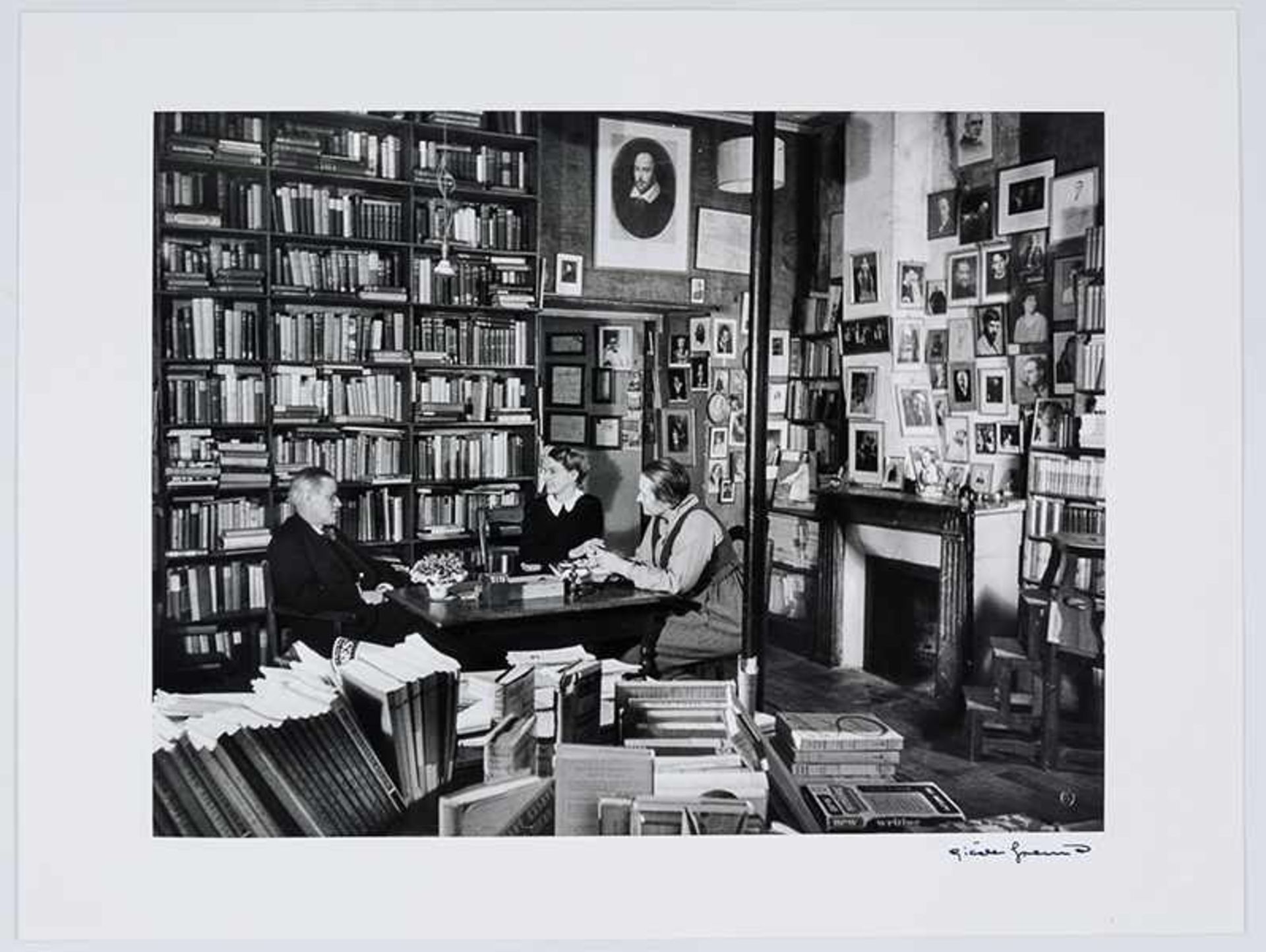 Freund, Gisèle. James Joyce mit Adrienne Monnier und Sylvia Beach in der Buchhandlung - Bild 2 aus 3