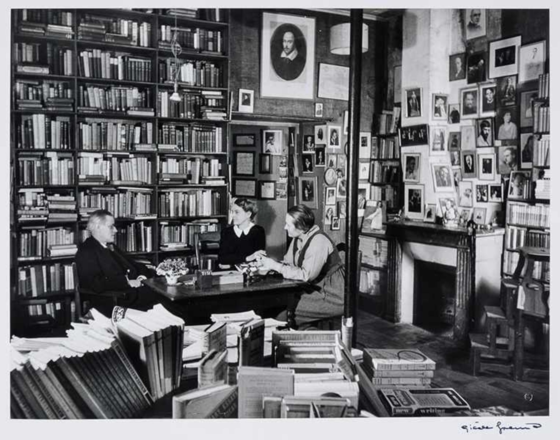 Freund, Gisèle. James Joyce mit Adrienne Monnier und Sylvia Beach in der Buchhandlung