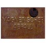 Beuys, Joseph. Magnetischer Abfall. Magnetstahlguss mit Magneten. Unten mittig signiert. Ca. 1975.