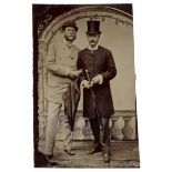 Männerpaar in dezentem Körperkontakt. Original-Photographie. Vintage. Ferrotypie. Um 1880. 9 x 5,5