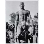 Rodger, George. Sieger des Ringkampfes. (Nuba, Kordofan, Südsudan, 1949). Original-Photographie.