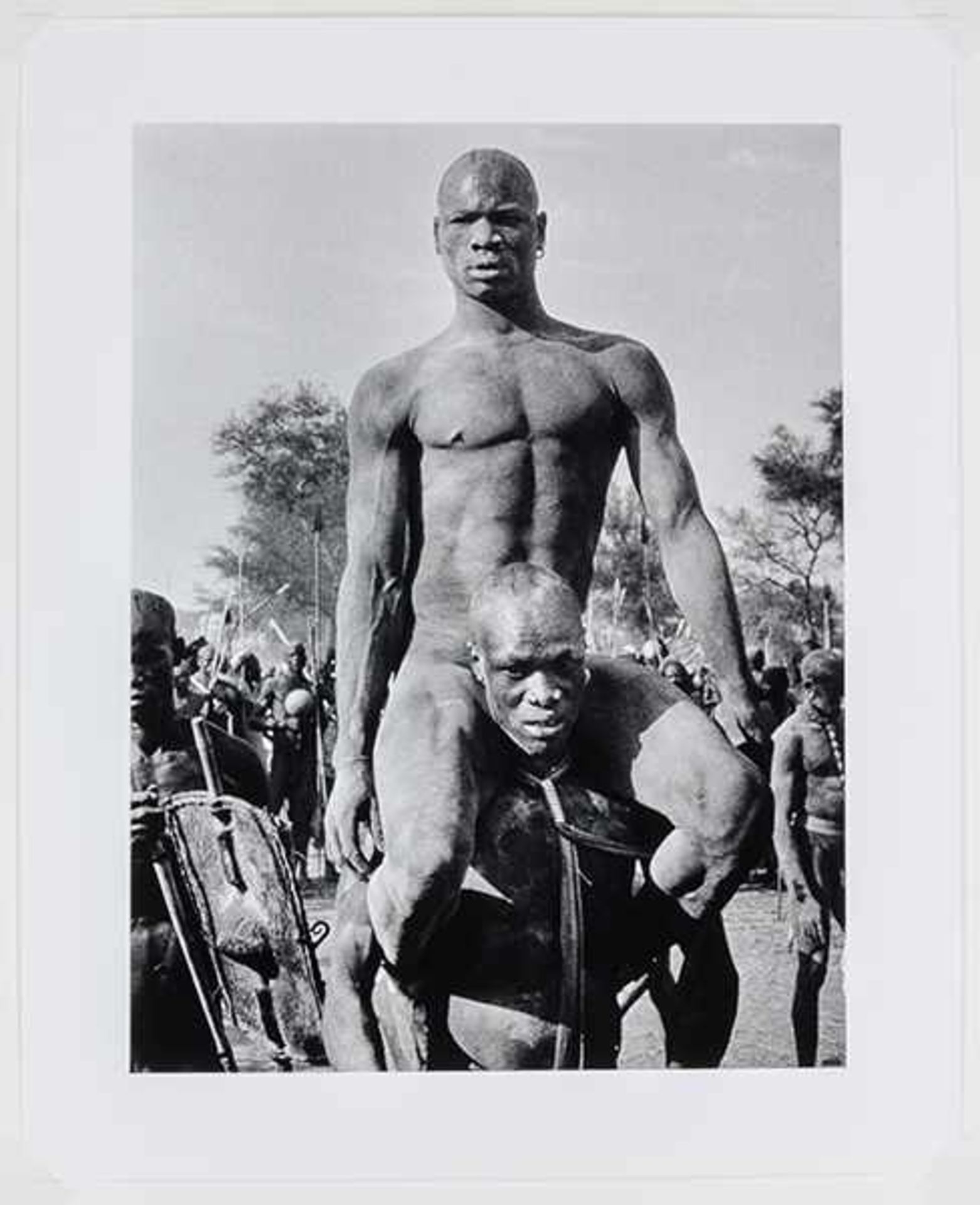 Rodger, George. Sieger des Ringkampfes. (Nuba, Kordofan, Südsudan, 1949). Original-Photographie. - Bild 3 aus 3