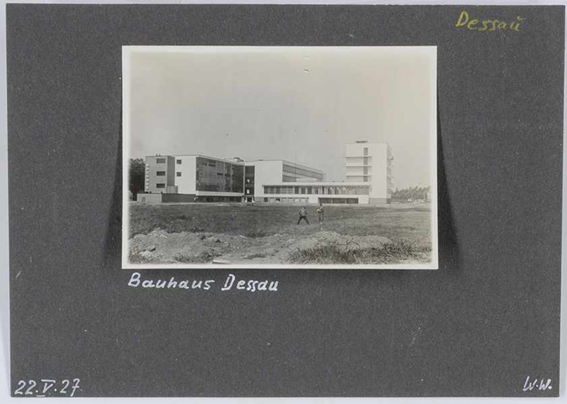 Bauhaus - - Bauhaus-Gebäude in Dessau. Original-Photographie. Vintage. Silbergelatine. Montiert. Auf - Bild 2 aus 2