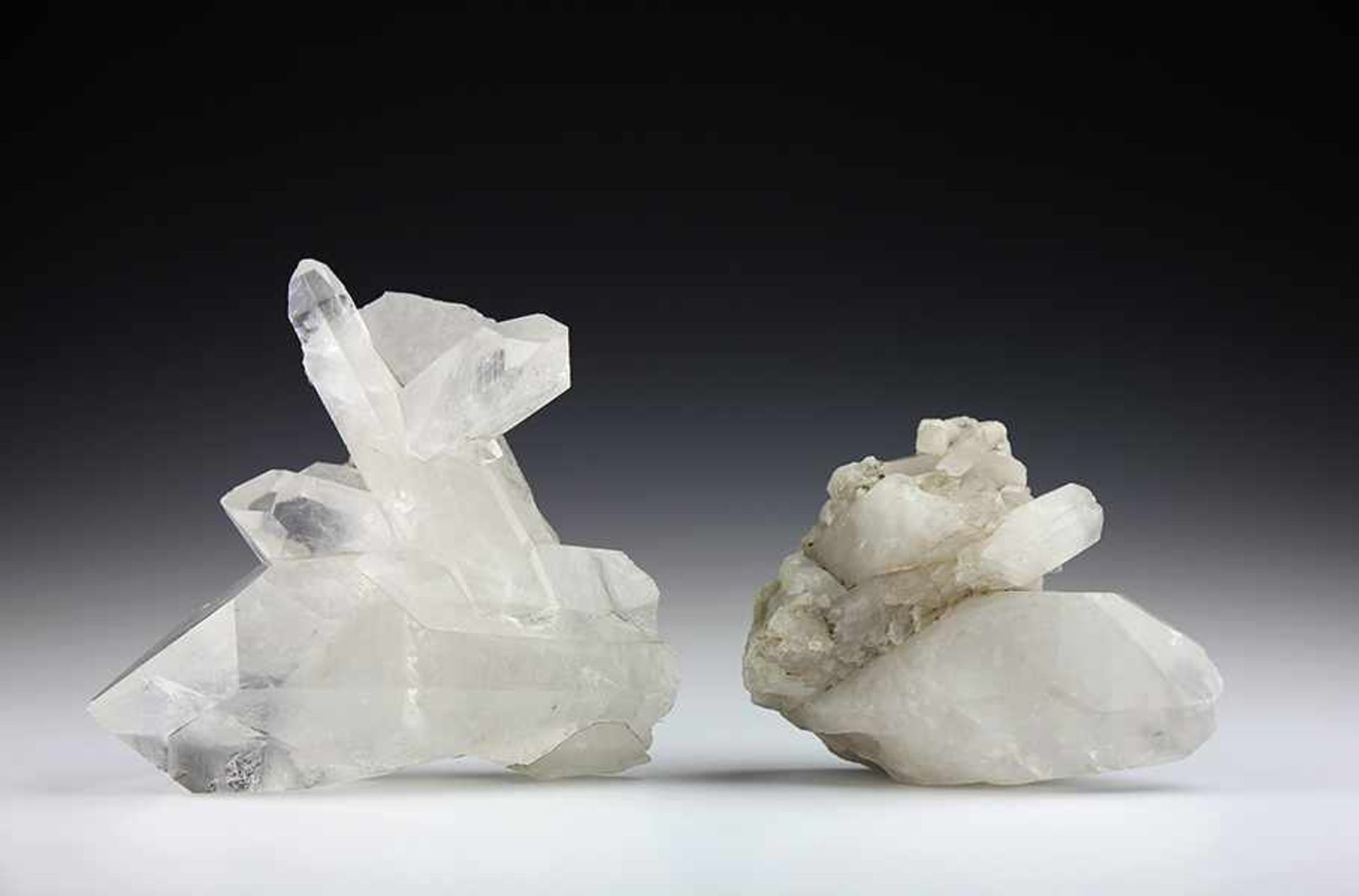 Mineralien - - Zwei Bergkristallstufen. Fundort Brasilien. Trigonale Kristalle. Maße ca. 19 x 17 x