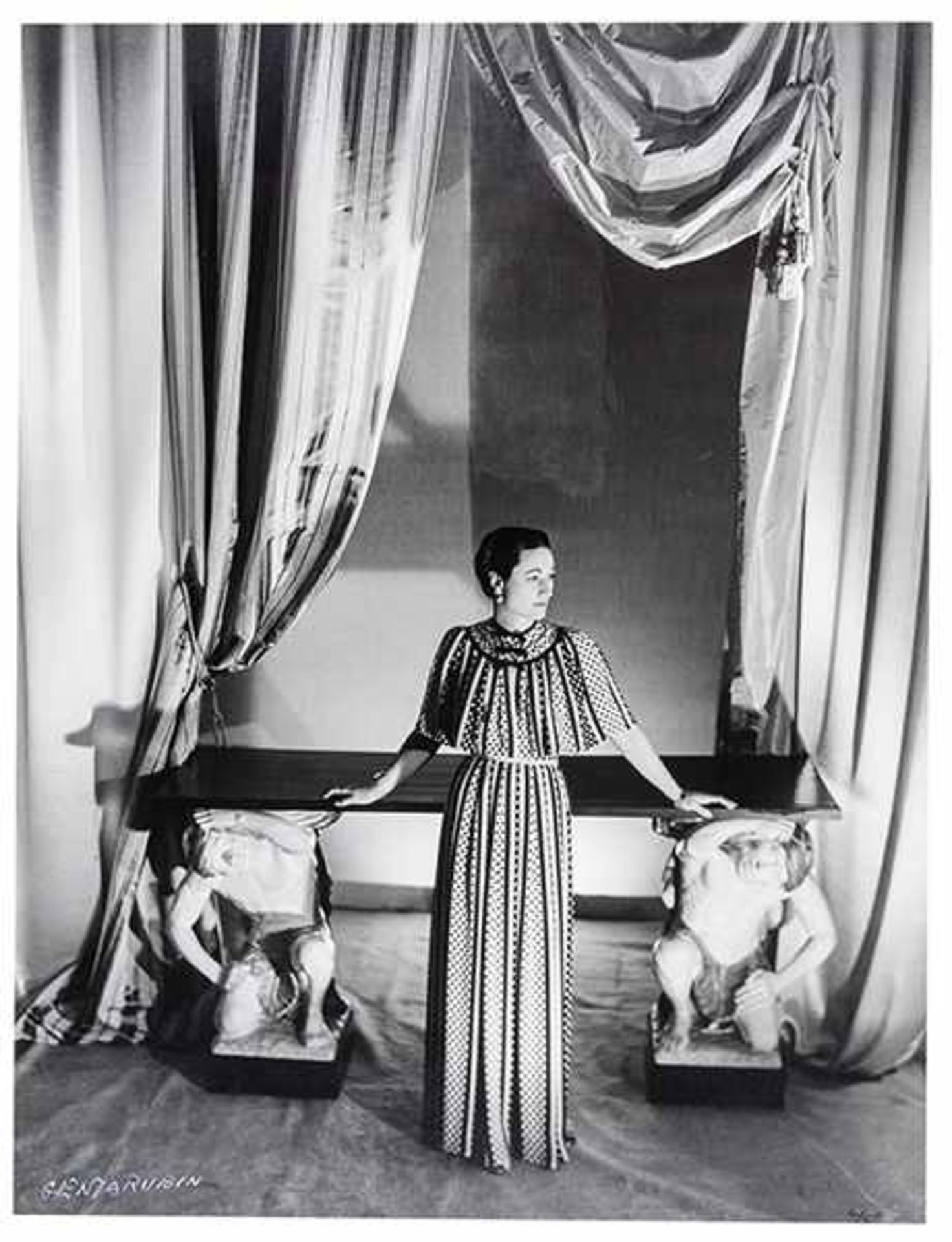 Rubin, Genia. Wallis Simpson, Duchess of Windsor. Zwei Original-Photographien. Vintage.