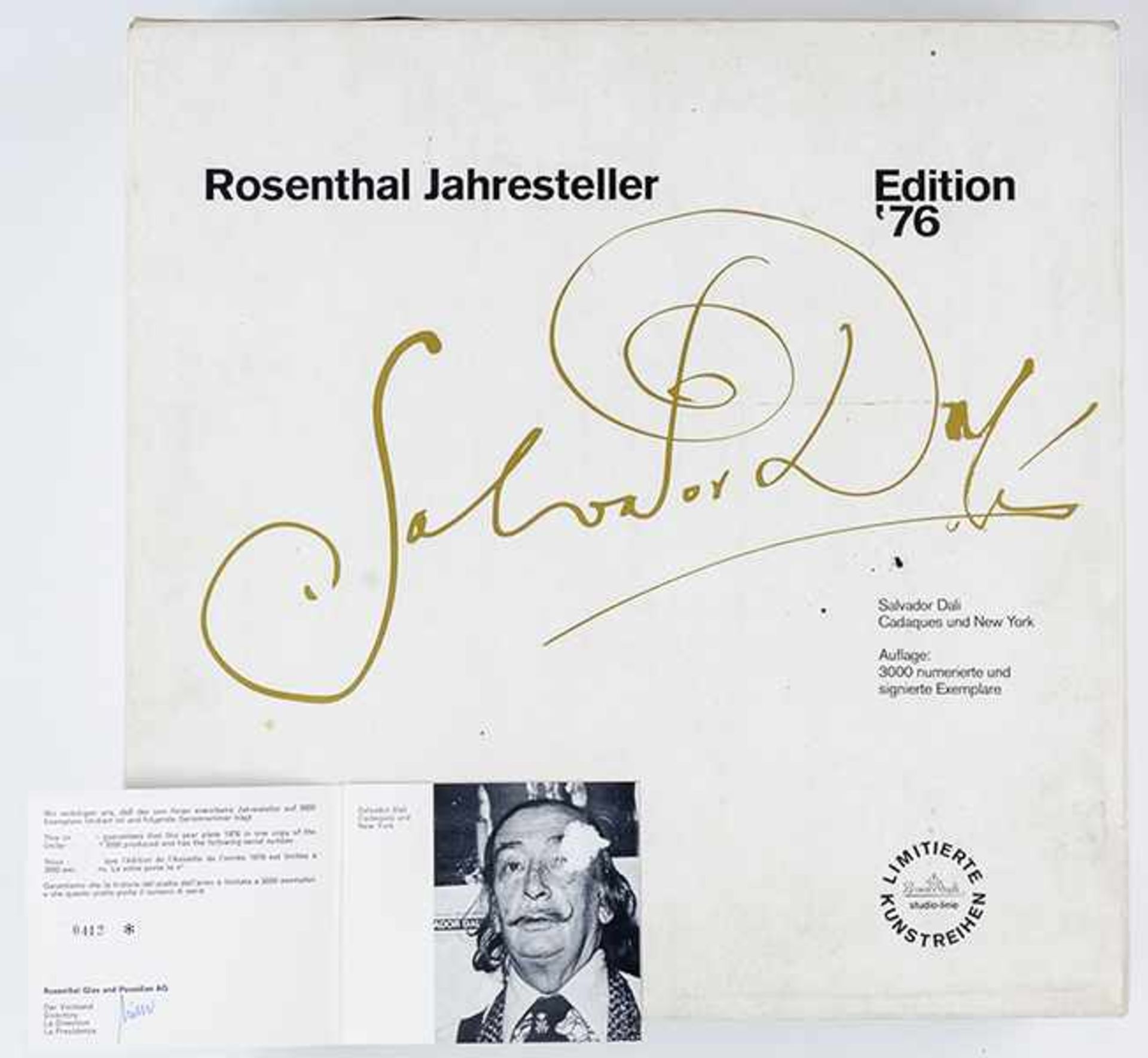 Dali, Salvador. Zerfließende Uhr. Rosenthal Jahresteller. Exemplar: 413/3000. Rosenthal, 1976. - Bild 3 aus 3