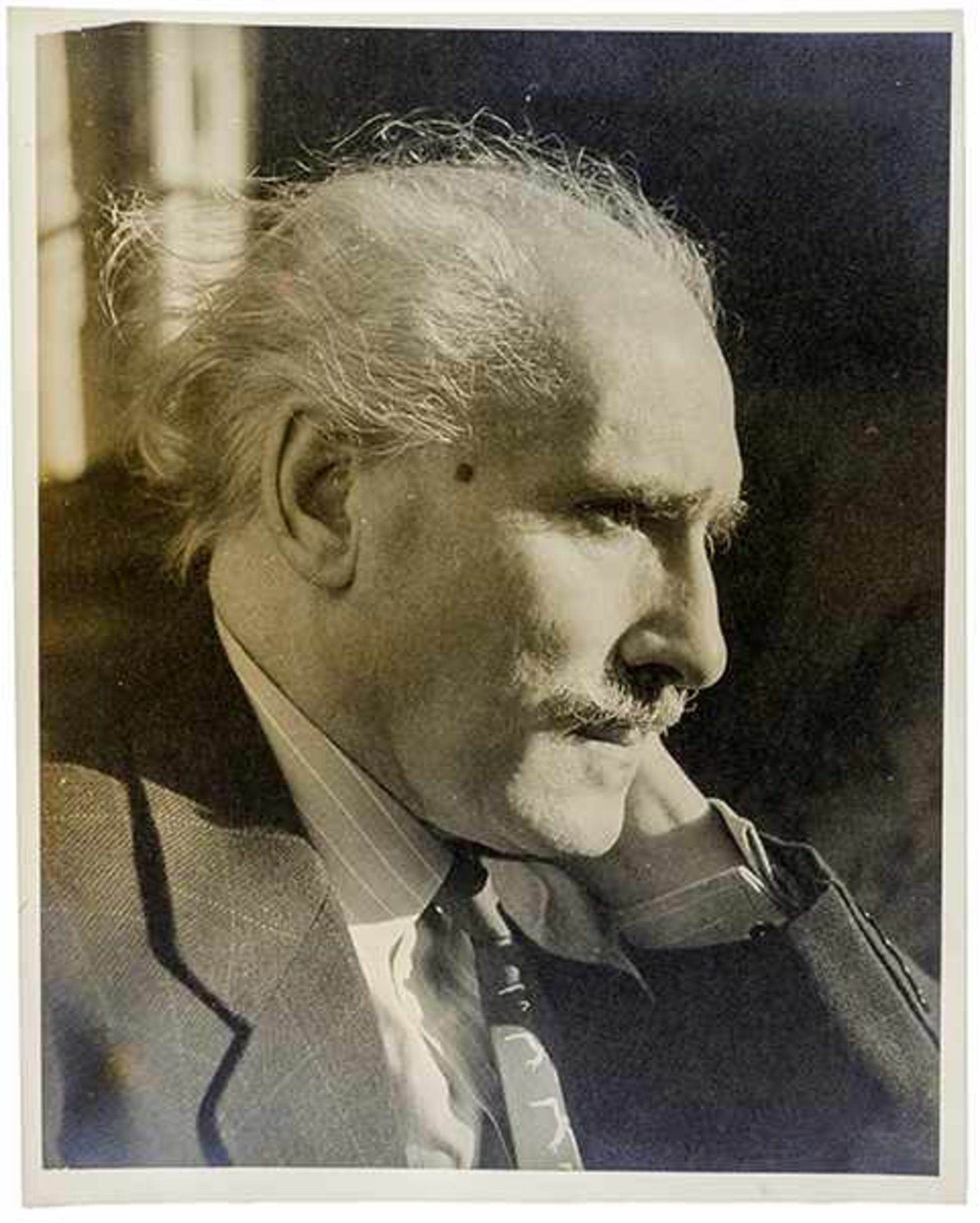 Haas, Robert. Arturo Toscanini. 2 Original-Photographien. Vintages. Bromsilbergelatineabzüge. - Bild 2 aus 3