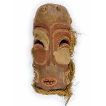 Afrikana - - Maske. Holz, Bast, Kalk etc. Größe: 50 x 23 x 18 cm.Mit Gebrauchsspuren. - Seit über 80