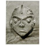 Renger-Patzsch, Albert. Mbuya - Maske der West-Pende. Original-Photographie. Silbergelatine. Verso