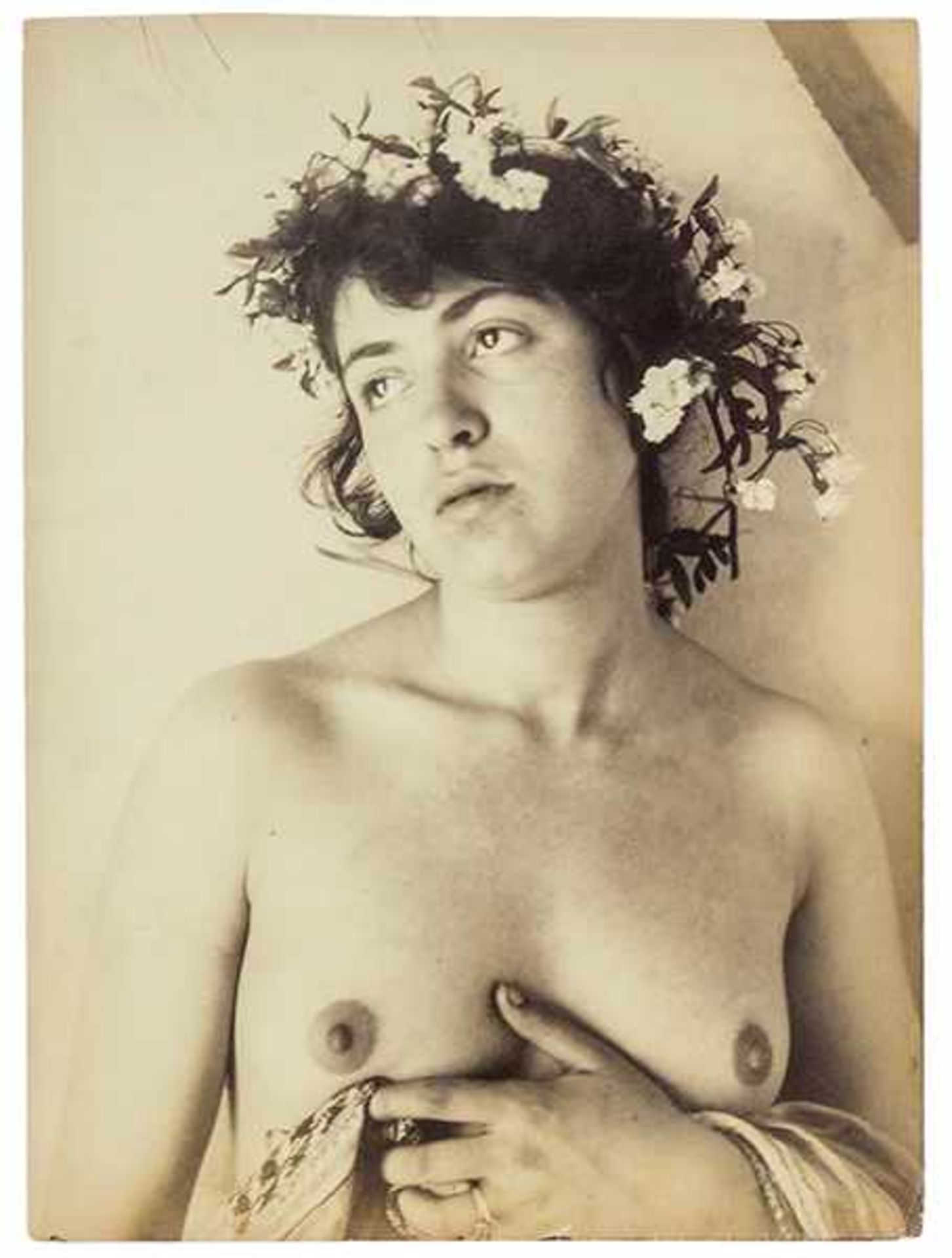 Plüschow, Wilhelm. Weiblicher Akt mit Blütenkranz. Original-Photographie. Vintage. Albuminabzug.