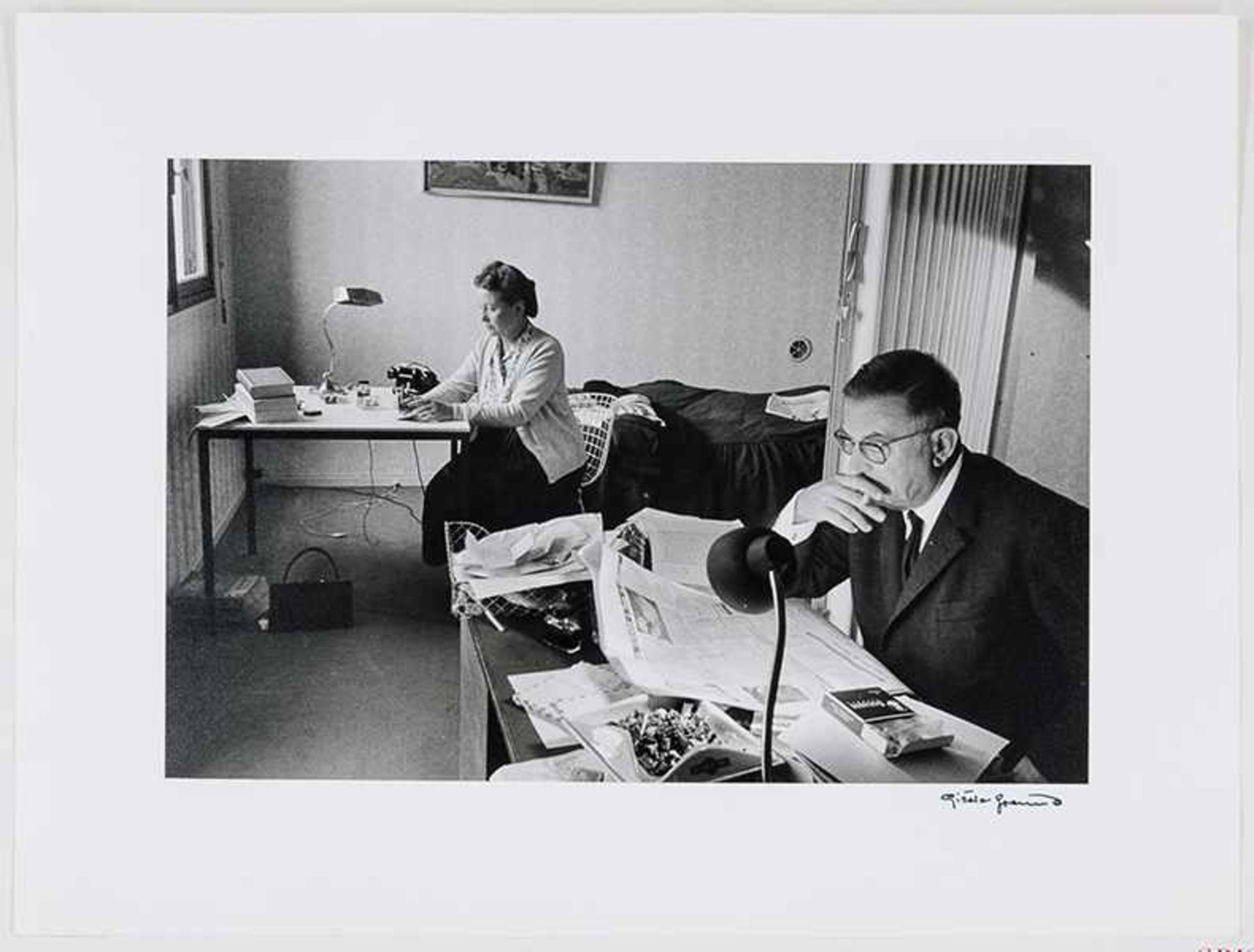 Freund, Gisèle. Jean-Paul Sartre und Simone de Beauvoir bei der Arbeit, Boulevard Raspail 222, - Bild 2 aus 3