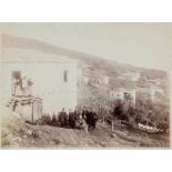 Griechenland - - Reisegesellschaft unter Dörpfeld. Acht Original-Photographien. Vintages.