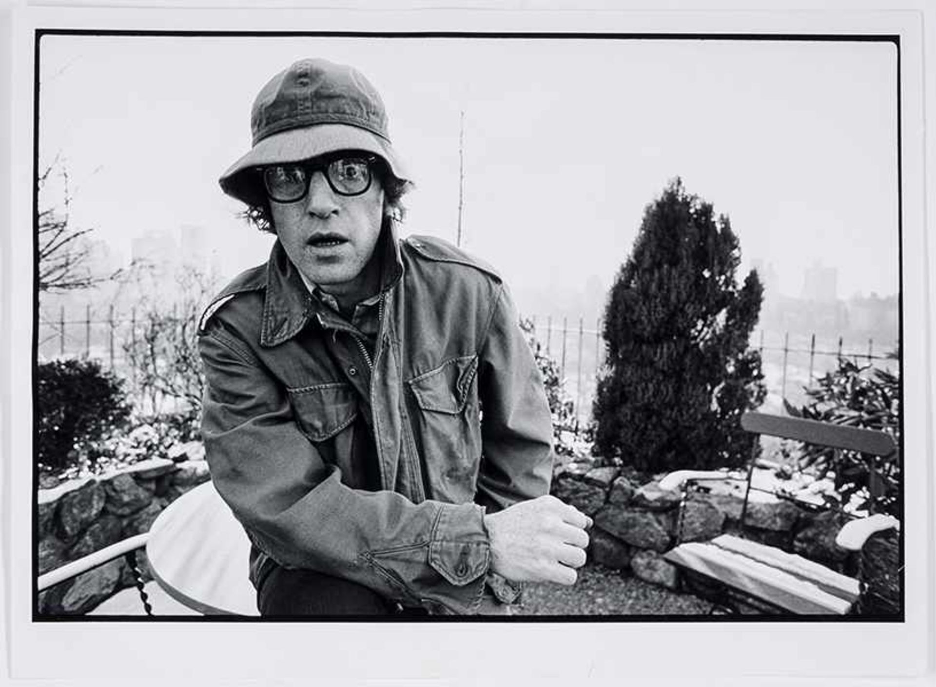 Lebeck, Robert. Woody Allen, New York 1974. Original-Photographie. Späterer Abzug. Silbergelatine. - Bild 3 aus 3