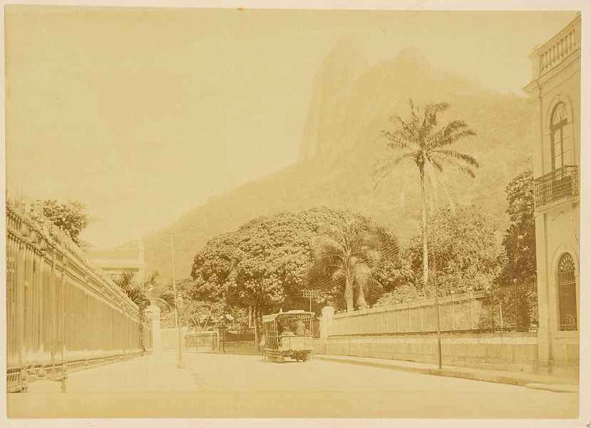 Brasilien - - Ferrez, Marc. Rio de Janeiro. Acht Original-Photographien. Vintages. Albuminabzüge. - Bild 3 aus 4