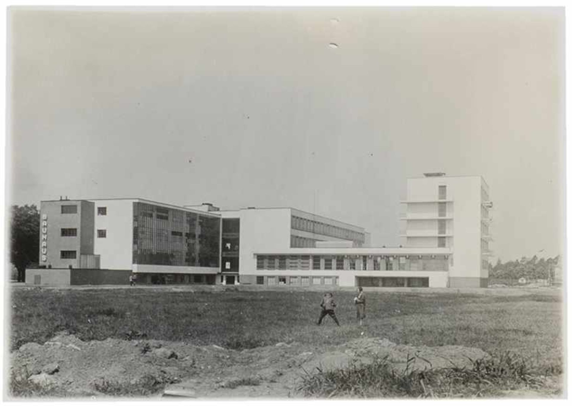 Bauhaus - - Bauhaus-Gebäude in Dessau. Original-Photographie. Vintage. Silbergelatine. Montiert. Auf
