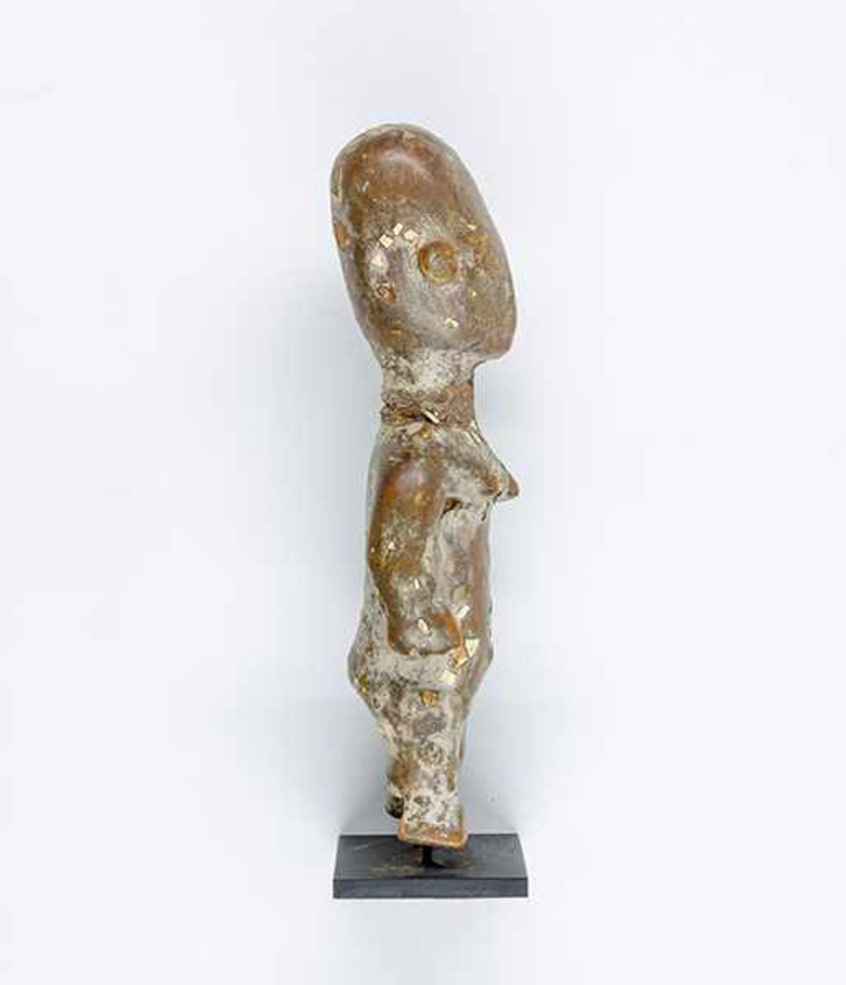 Afrikana - - Opferfigur, Ghana. Holz, gekalkt, Opferpatina mit Eierschalen. Größe: 17,5 x 7 cm. - Bild 3 aus 5
