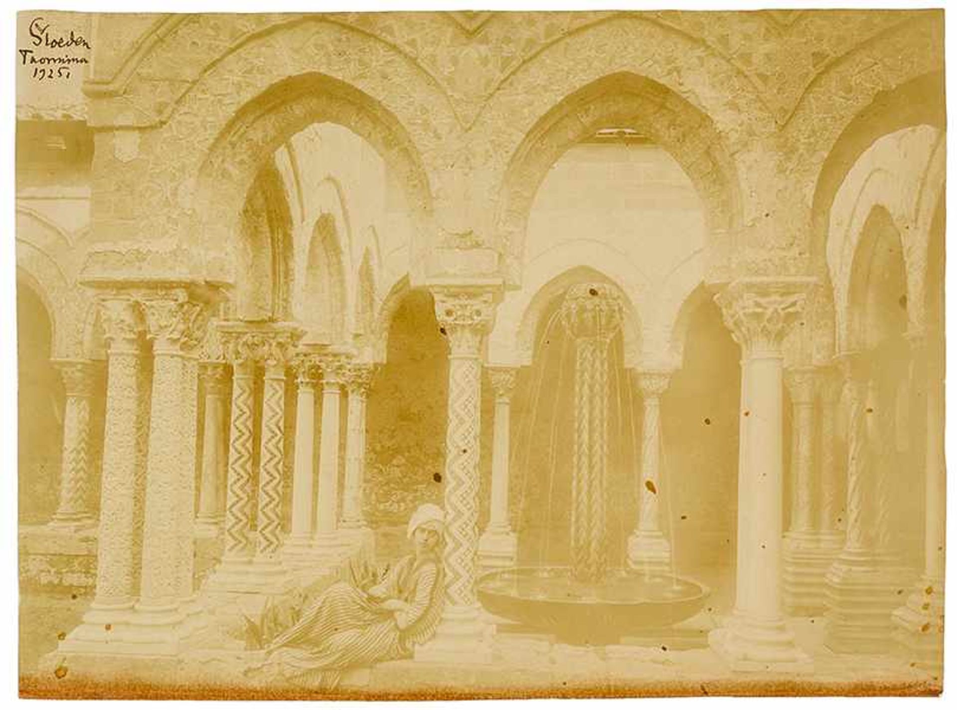 Gloeden, Wilhelm von. Knabe mit Turban im Kreuzgang von Monreale, Palermo. Original-Photographie.