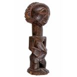 Afrikana - - Männliche Figur. Luba. Holz. Größe: 34 x 11 x 12 cm.Mit leichten Gebrauchsspuren. -