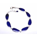 CREATION, ce bracelet en argent massif orné en clos de lapis lazulis aux formes [...]