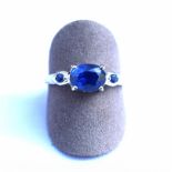 Bague or blanc ornée d'un saphir ovale Ceylan au bleu profond et lumineux pour 1,30 [...]