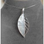 Pendentif sur sa chaine de forme feuille stylisée en argent massif, pour moitié de [...]