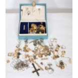 LOT DE BIJOUX FANTAISIE Epingles, broches, médaillons, bagues, boucles d'oreilles, [...]