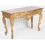 TABLE A GIBIER EN BOIS DORE XVIIIè En bois doré, reposant sur quatre pieds biche [...]