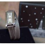 Montre Dame boîtier métal rectangulaire , son bracelet design double tour en [...]