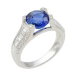 Bague or blanc centrée d'un saphir coussin Naturel CEYLAN d'un bleu intense et [...]