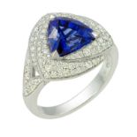 Bague or blanc centrée d'un saphir triangulaire CEYLAN d'un bleu roy pétillant pour [...]