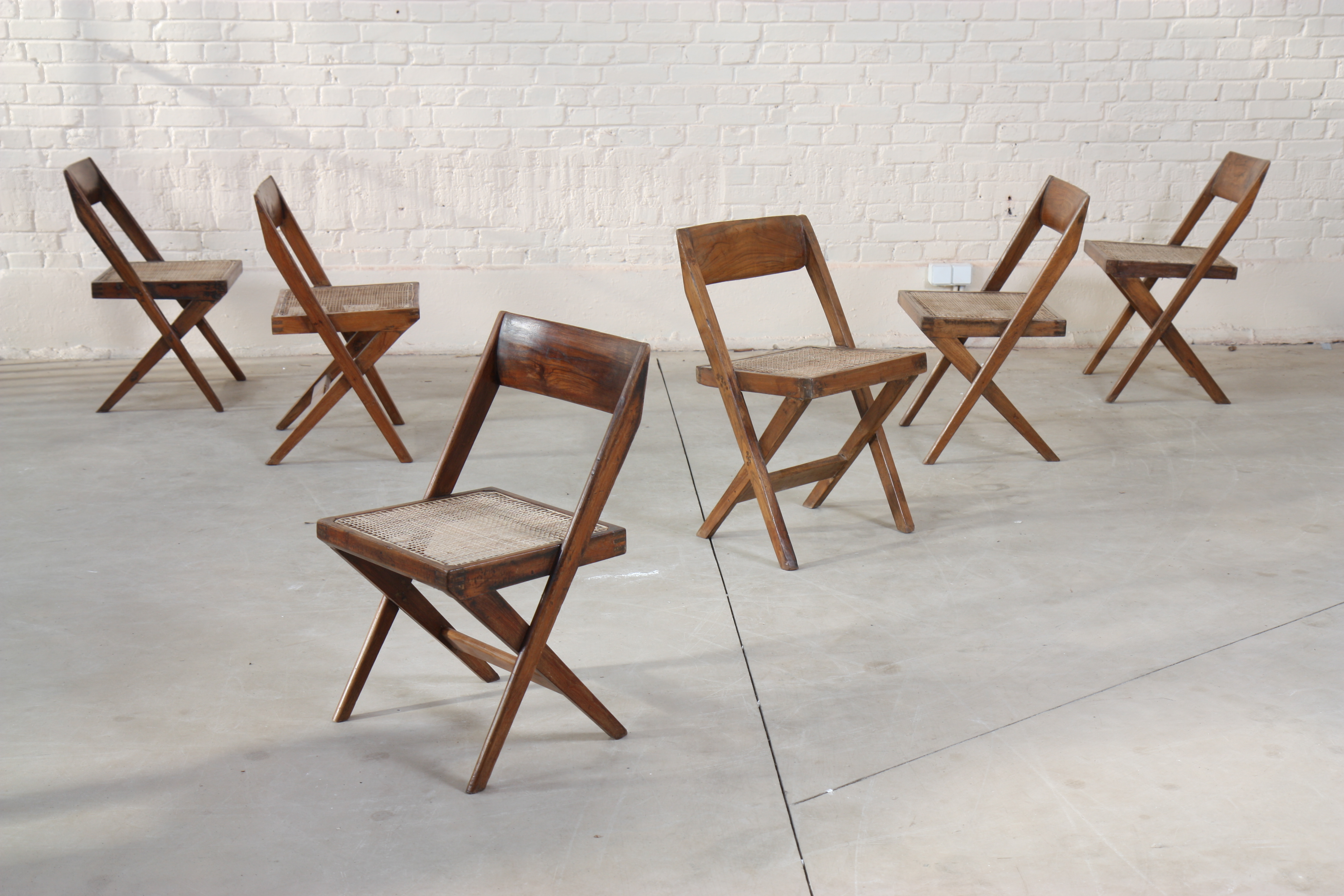 PIERRE JEANNERET (1896-1967) Ensemble de 6 chaises de librairie de Pierre Jeanneret [...]