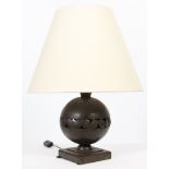 LAMPE BOULE EN FER FORGE DE EDGAR BRANDT (1880-1960) En fer forgé et martelé, à [...]