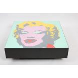 TABLE BASSE "MARILYN ANDY WARHOL" En bois laqué, ornée d'une sérigraphie en [...]