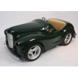 EXCEPTIONNELLE VOITURE D'ENFANT EN TOLE "AUSTIN" En tôle couleur vert anglais. [...]